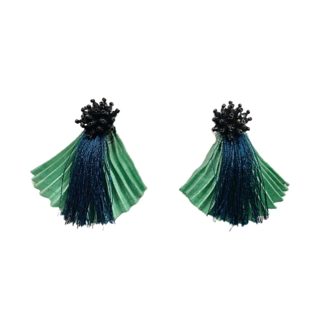 Orecchini plissettati modello 155 con perline nere e fili blu colore celeste e acqua marina