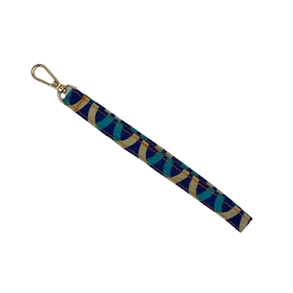 Cordino corto con moschettone in metallo realizzato in sari colore blu con disegni geometrici bianchi e celesti, da polso