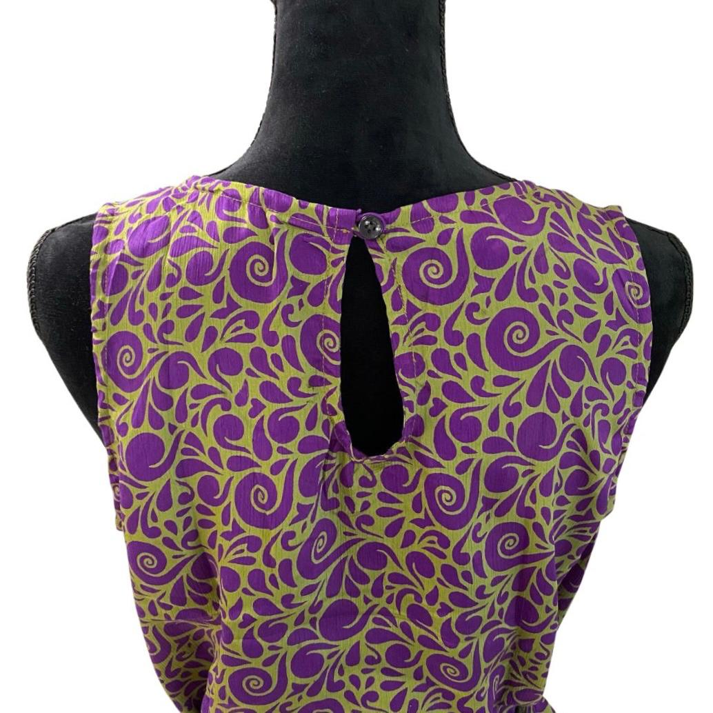 Retro abito modello Neeta maxi con particolare del bottone a chiusura sulle spalle