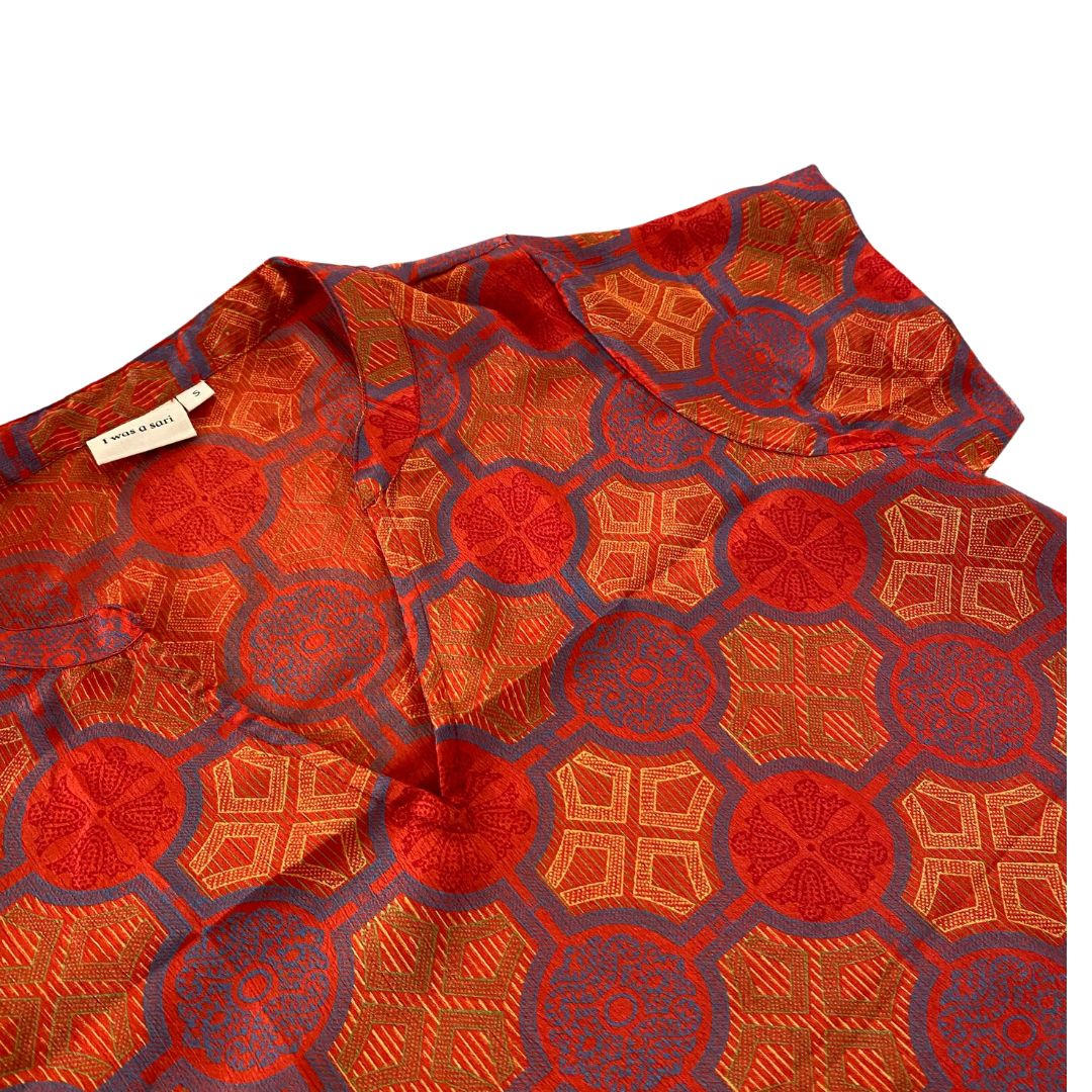 T-Shirt modello Salma in sari con scollo a V foto particolare scollo e manica