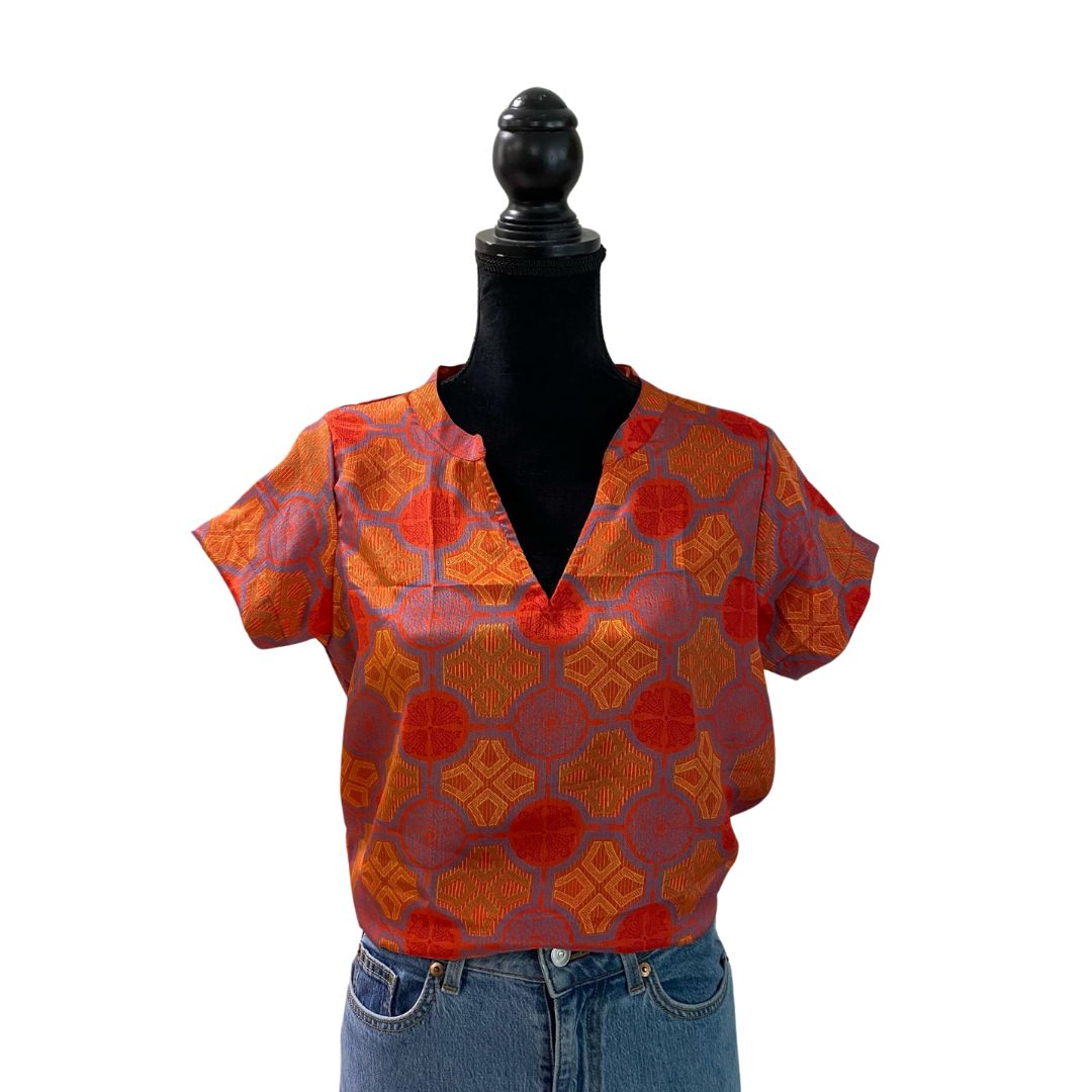 T-Shirt modello Salma in sari con scollo a V indossata sul manichino